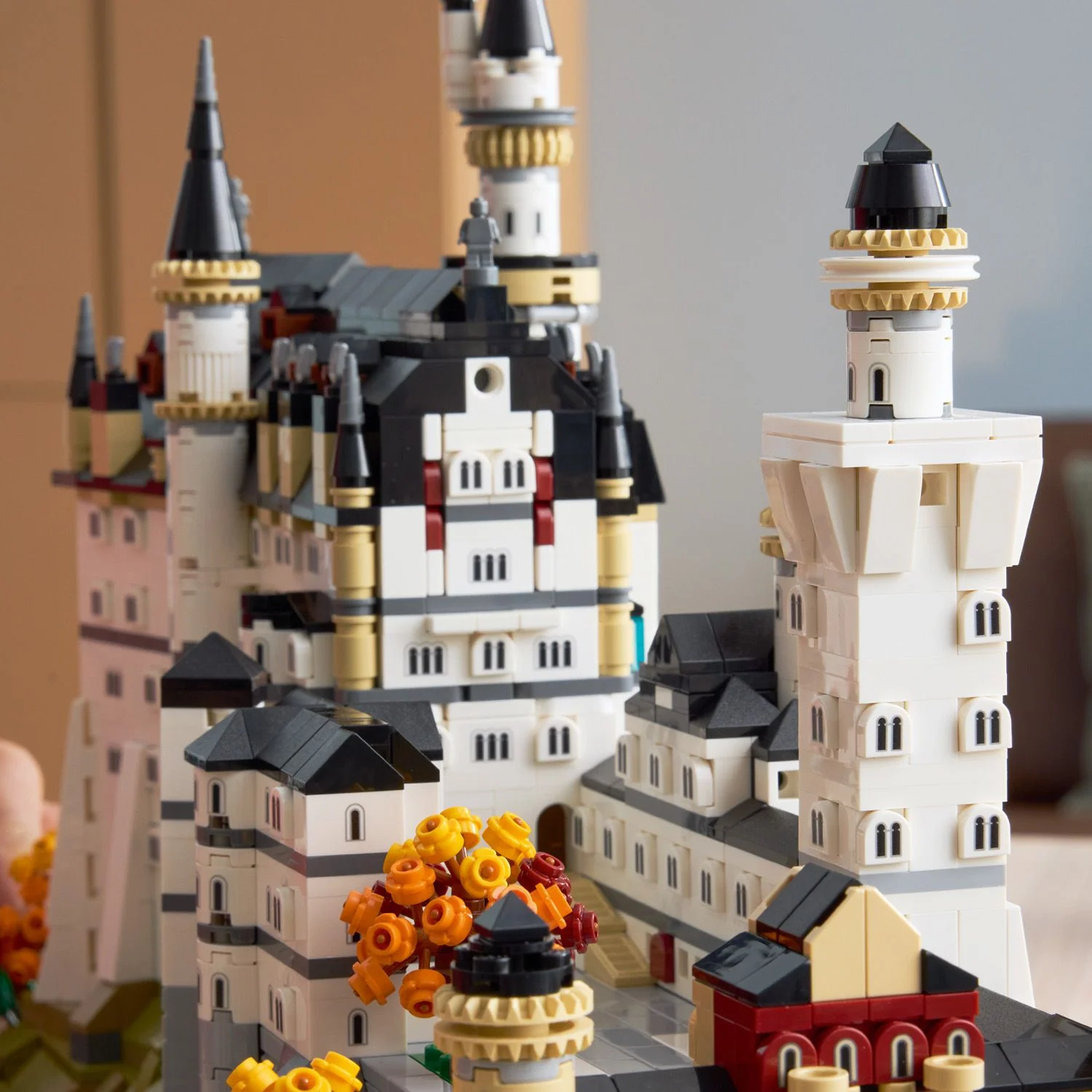 LEGO Architecture: Neuschwanstein Castle (21063) - Image 5