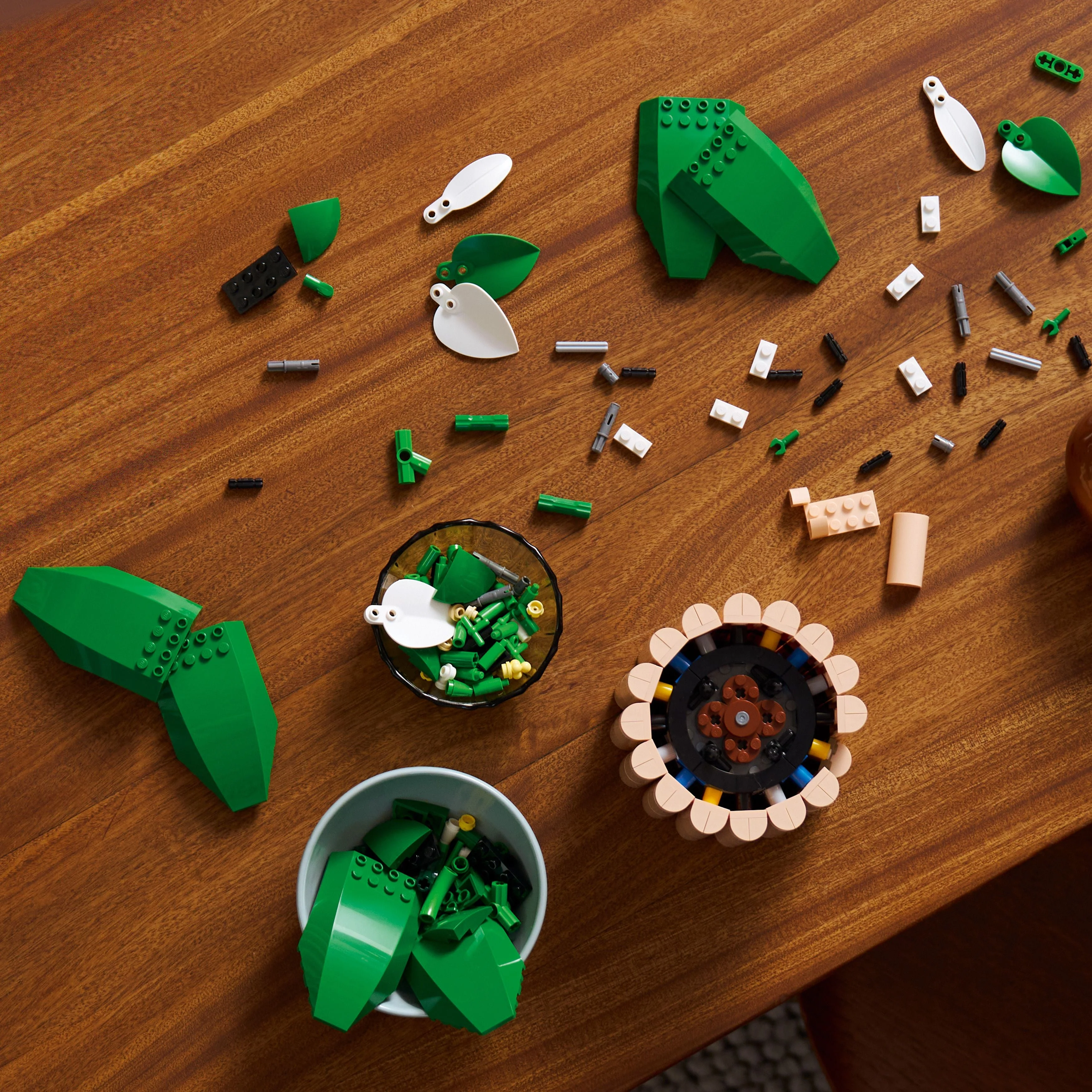 LEGO Botanicals: Peace Lily (11504) - Image 6