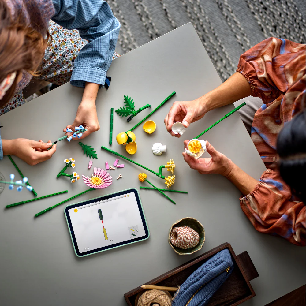 LEGO Botanicals: Petite Sunny Bouquet (10347) - Image 5