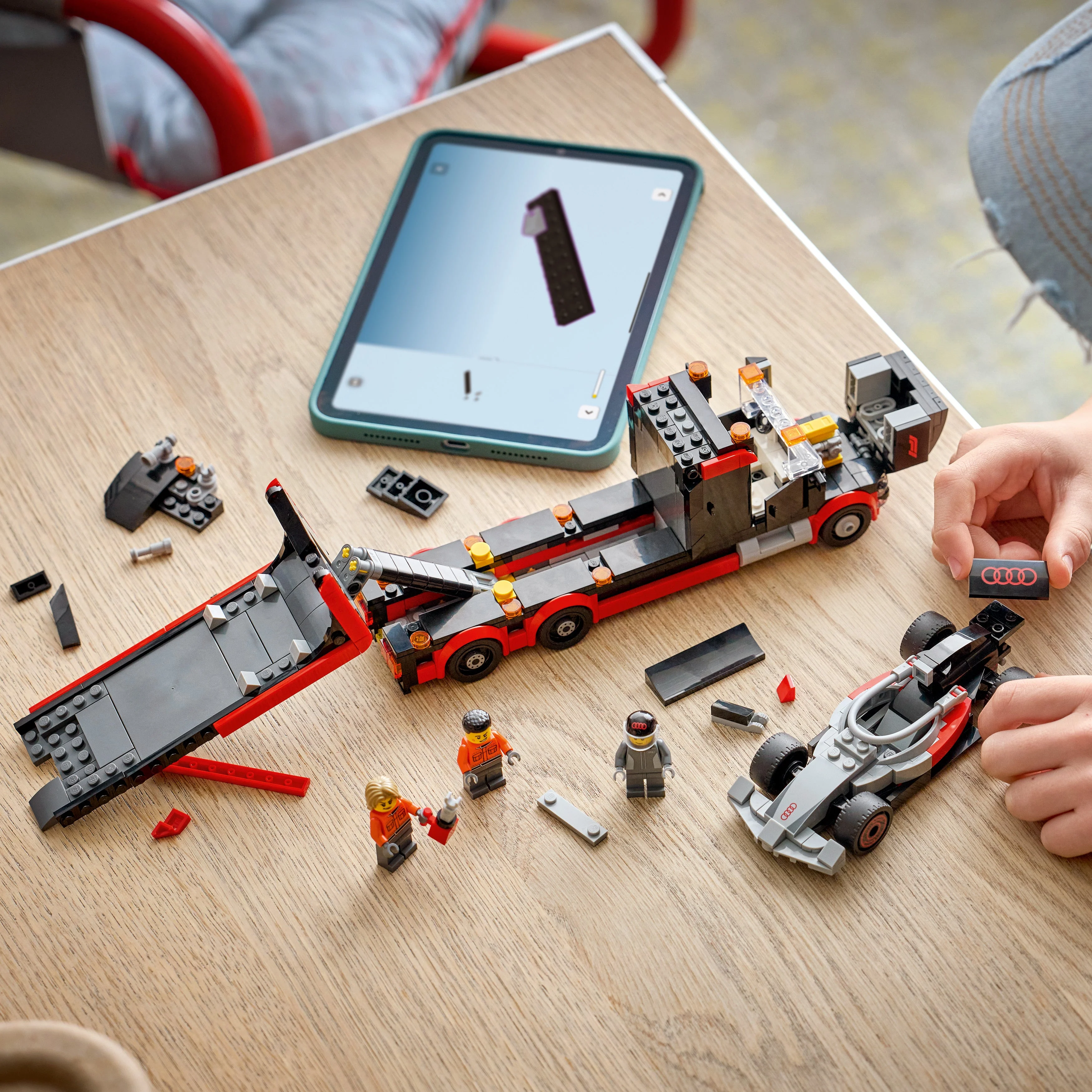 LEGO City: F1 Display Truck with Audi F1 Race Car (60493) - Image 6