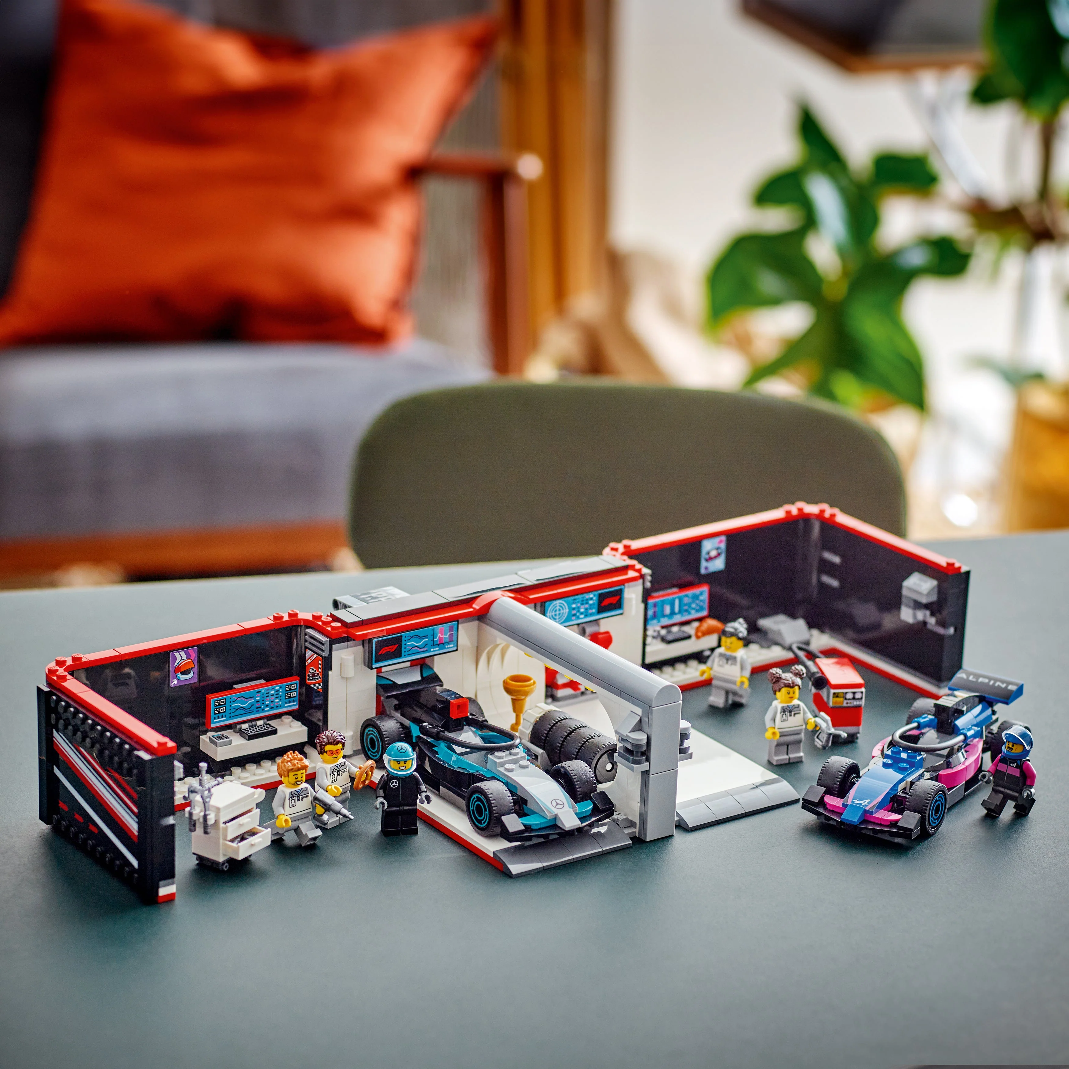 LEGO City: F1 Garage & Mercedes-AMG and Alpine Cars (60444) - Image 5
