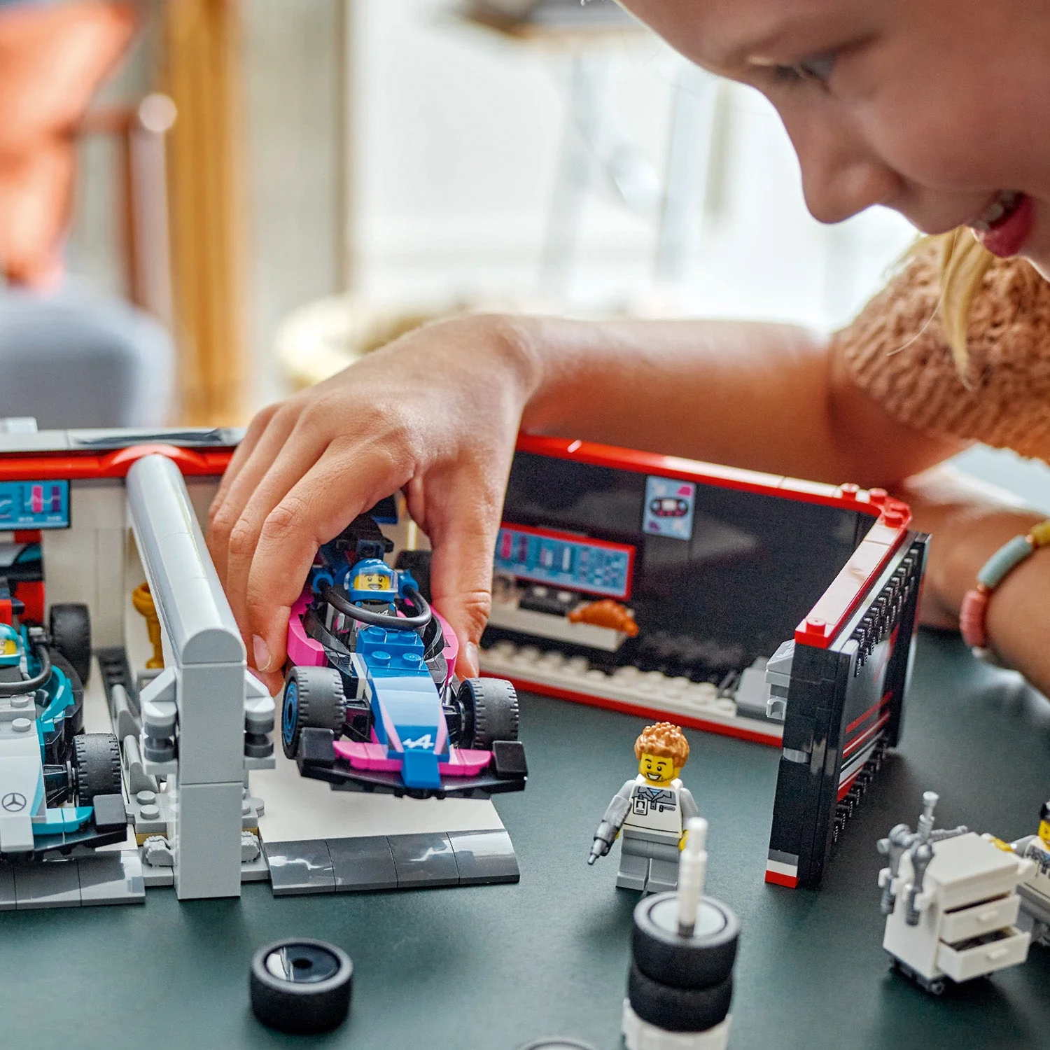 LEGO City: F1 Garage & Mercedes-AMG and Alpine Cars (60444) - Image 7
