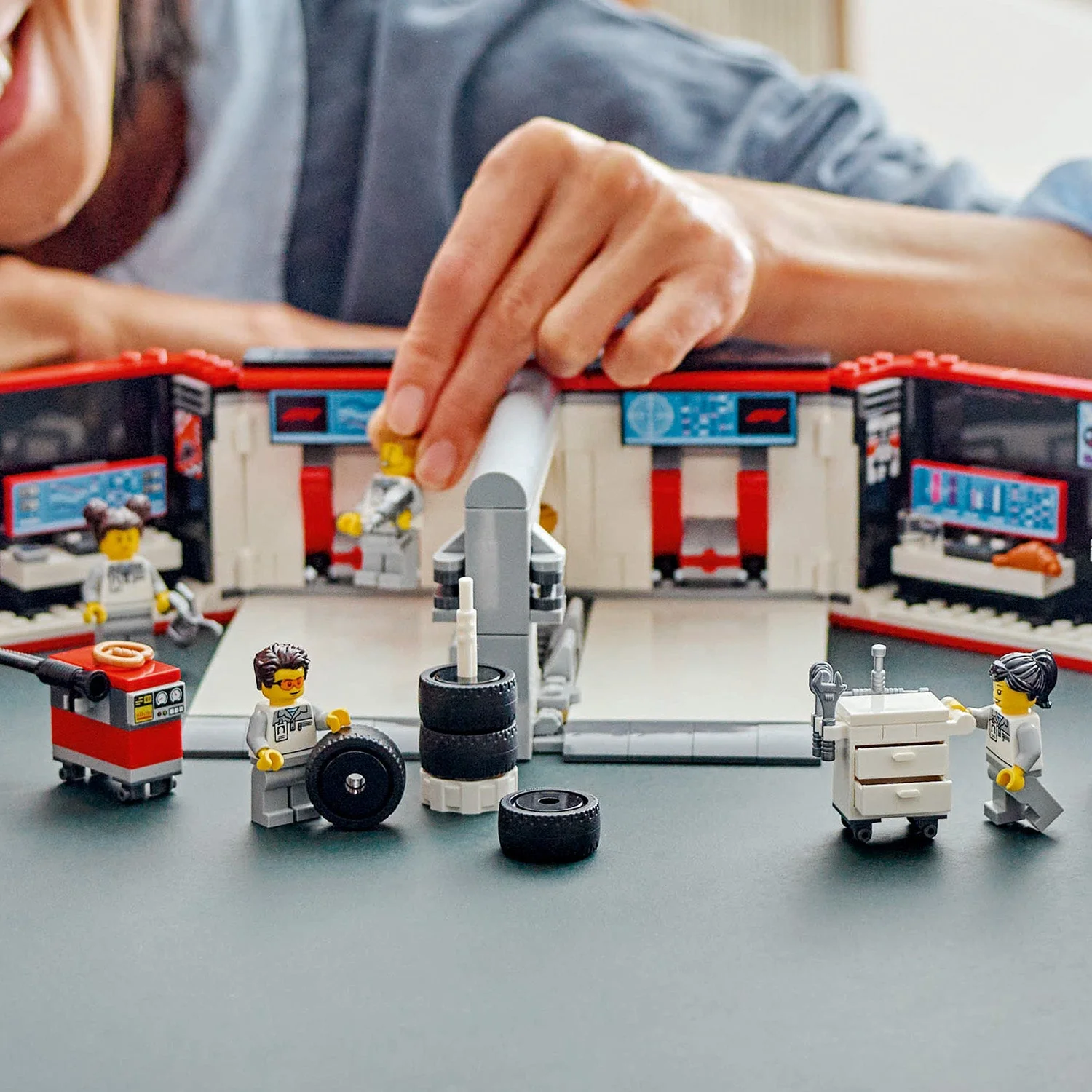 LEGO City: F1 Garage & Mercedes-AMG and Alpine Cars (60444) - Image 8