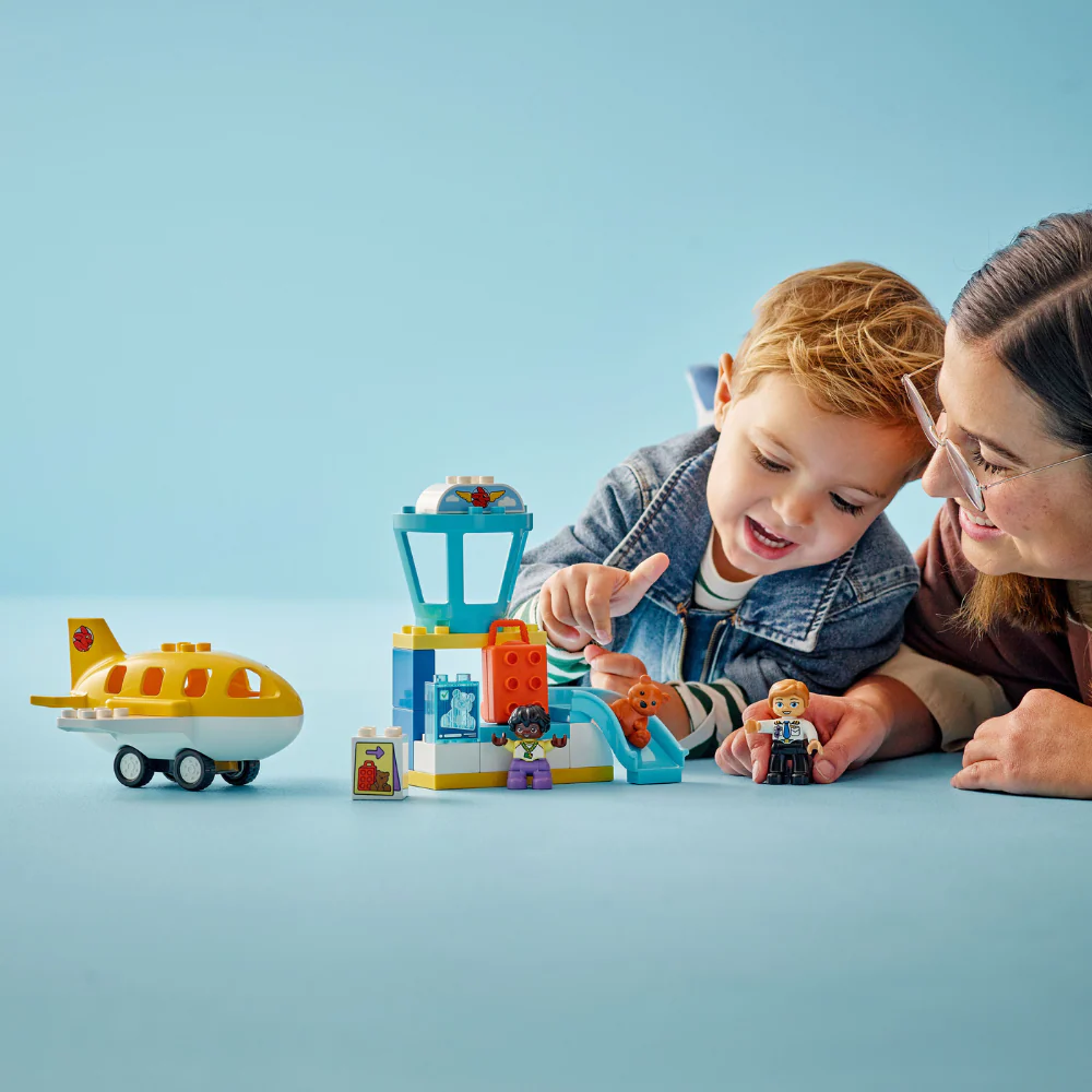 LEGO DUPLO Town: First Time at the Airport (10443) - Image 4