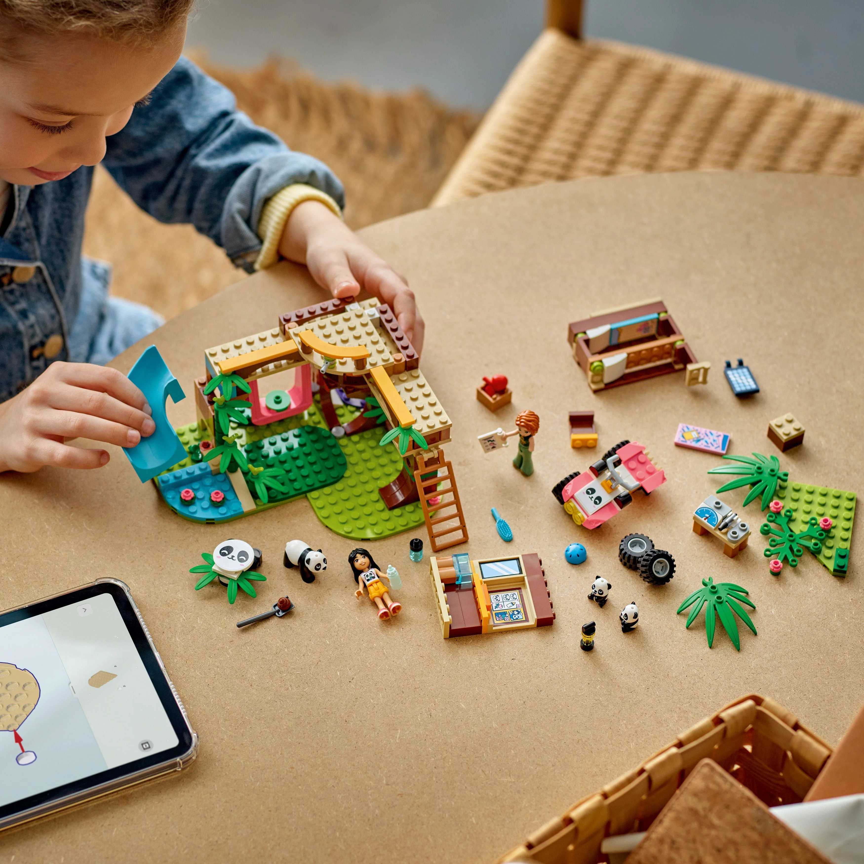 LEGO Friends: Panda Sanctuary Animal Care (42648) - Image 5