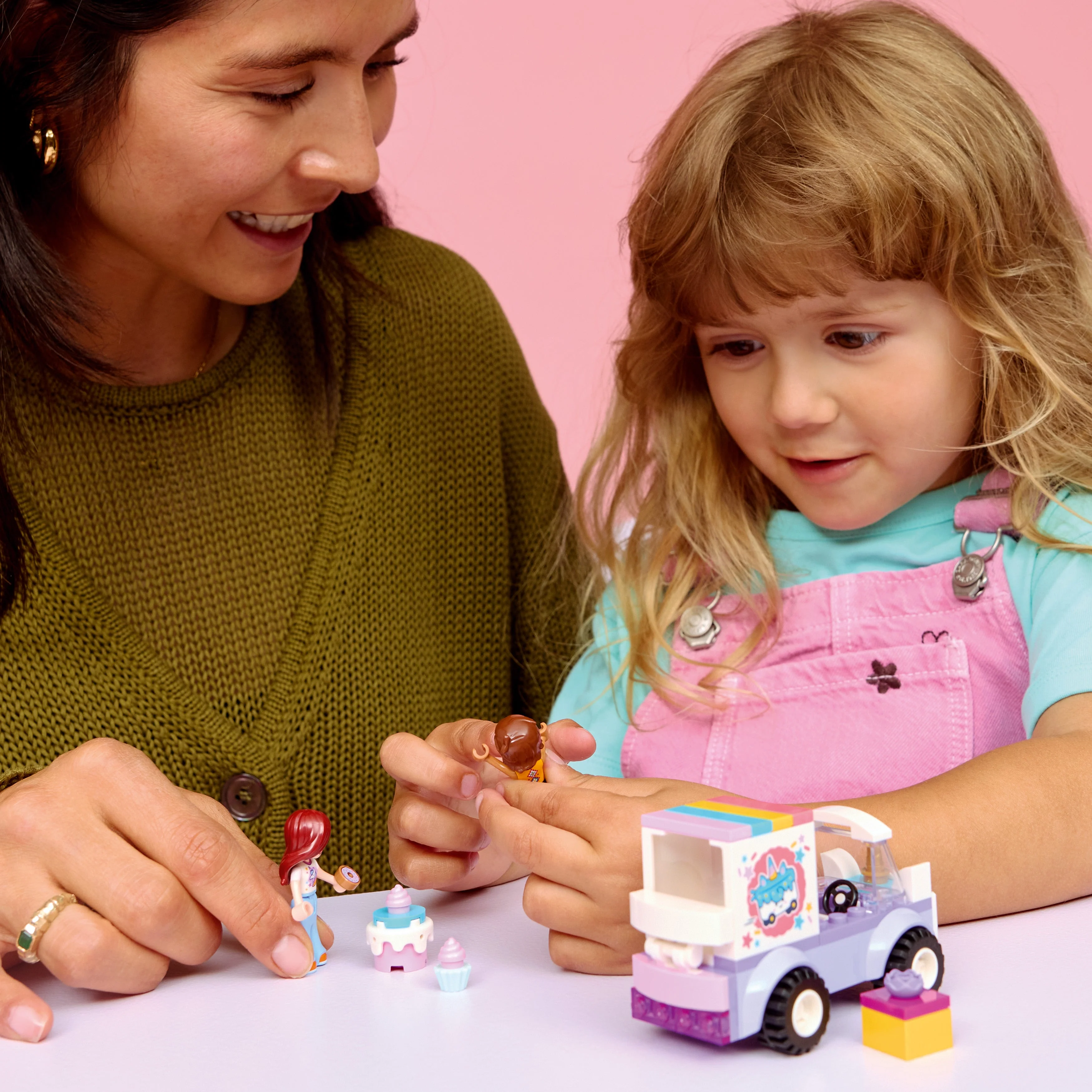 LEGO Friends: Unicorn Cake Delivery Car (42675) - Image 7