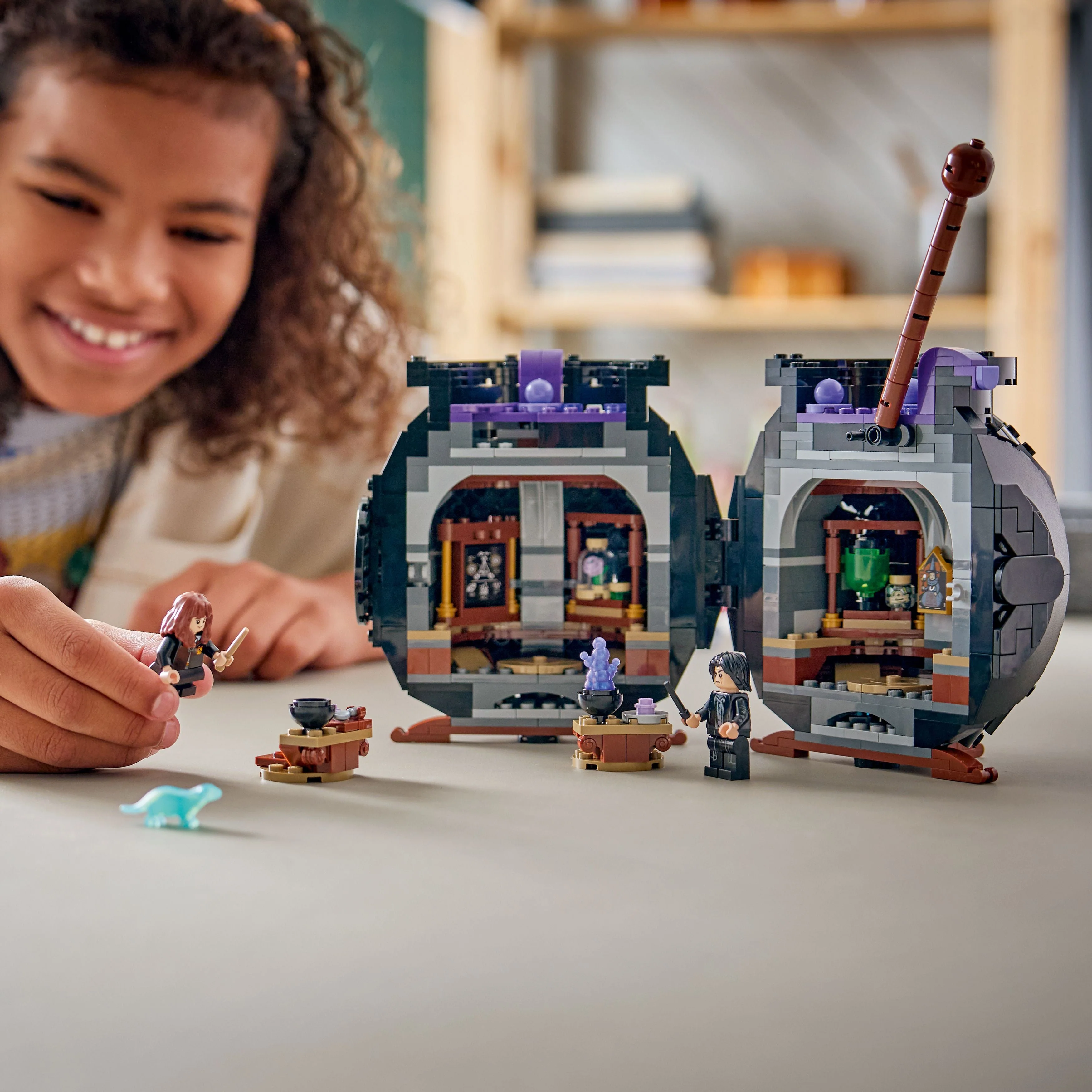 LEGO Harry Potter: Cauldron: Secret Potions Classroom (76464) - Image 6