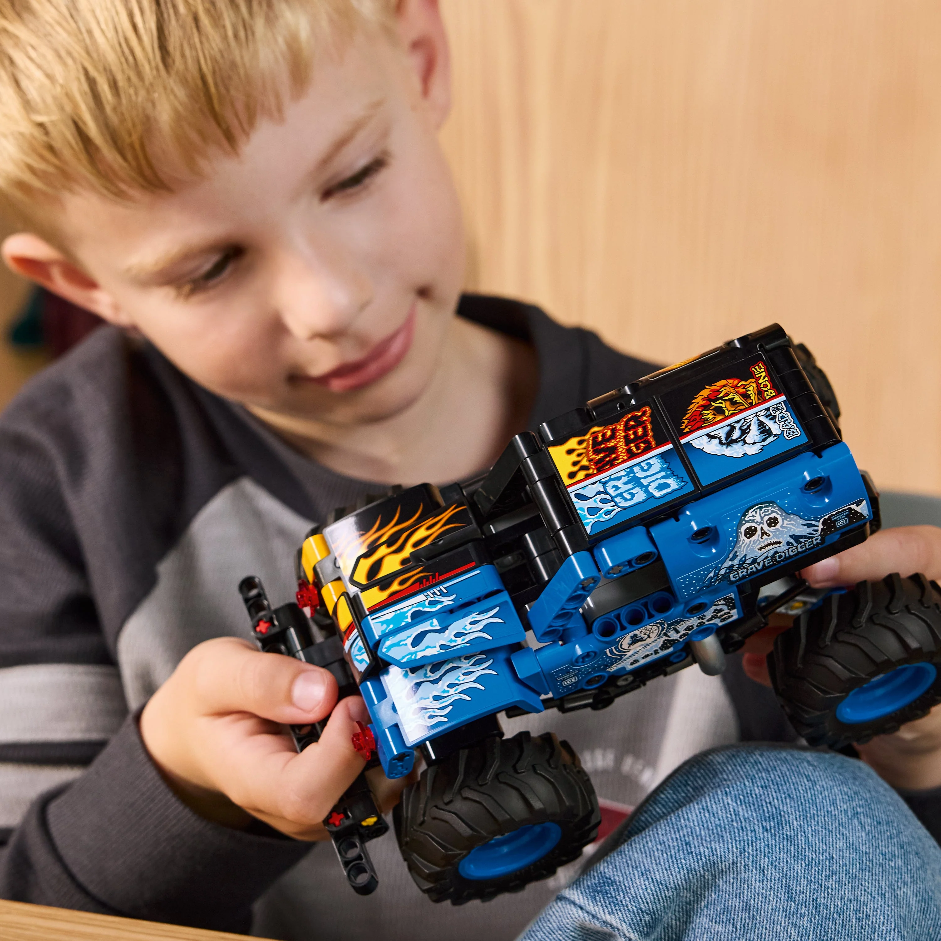 LEGO Technic: Monster Jam Grave Digger Fire and Ice (42219) - Image 6
